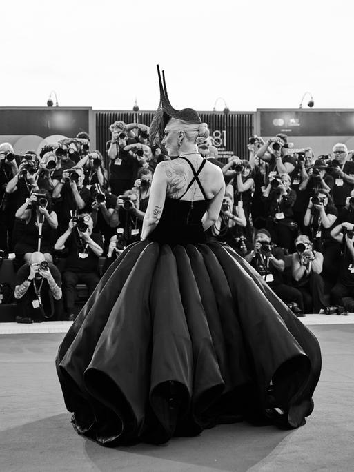 Roter Teppich – 81. Internationale Filmfestspiele von Venedig. Lady Gaga posiert für Fotografen auf dem roten Teppich bei der Premiere von Joker: Folie à Deux im Sala Grande in Venedig.