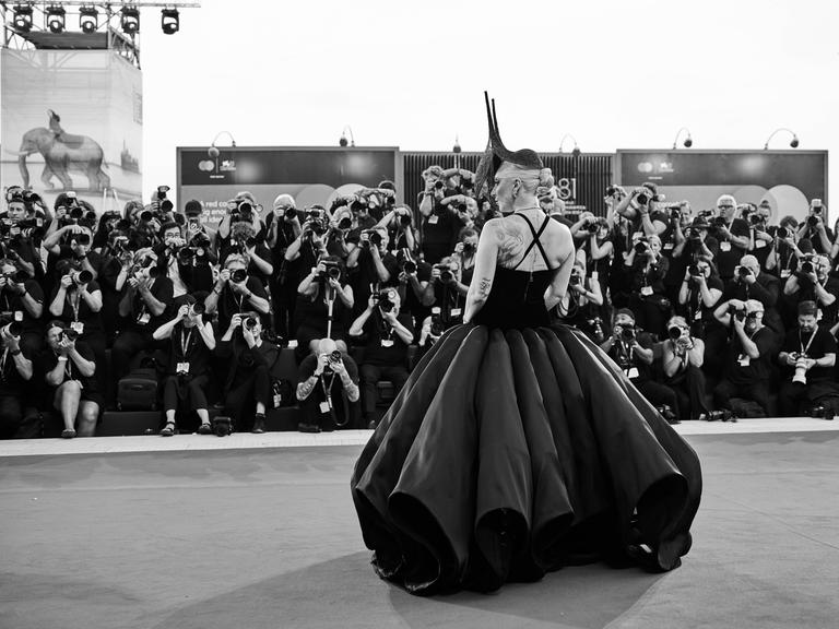 Roter Teppich – 81. Internationale Filmfestspiele von Venedig. Lady Gaga posiert für Fotografen auf dem roten Teppich bei der Premiere von Joker: Folie à Deux im Sala Grande in Venedig.