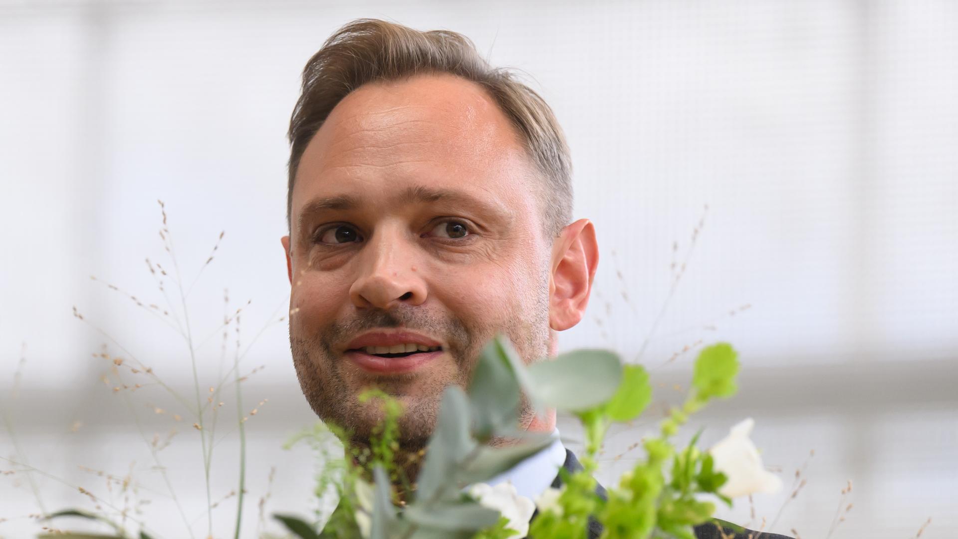 Sachsen, Dresden: Alexander Dierks steht nach der Wahl zum neuen Landtagspräsidenten während der konstituierenden Sitzung des Sächsischen Landtages mit Blumen im Plenarsaal. Sachsen, Dresden: Alexander Dierks steht nach der Wahl zum neuen Landtagspräsidenten während der konstituierenden Sitzung des Sächsischen Landtages mit Blumen im Plenarsaal.