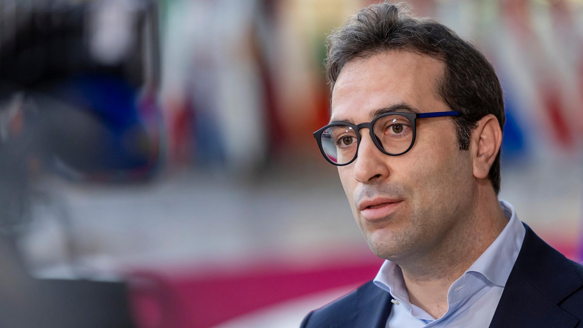 Spaniens stellvertretender Ministerpräsident und Wirtschaftsminister Cuerpo Spaniens stellvertretender Ministerpräsident und Wirtschaftsminister Cuerpo