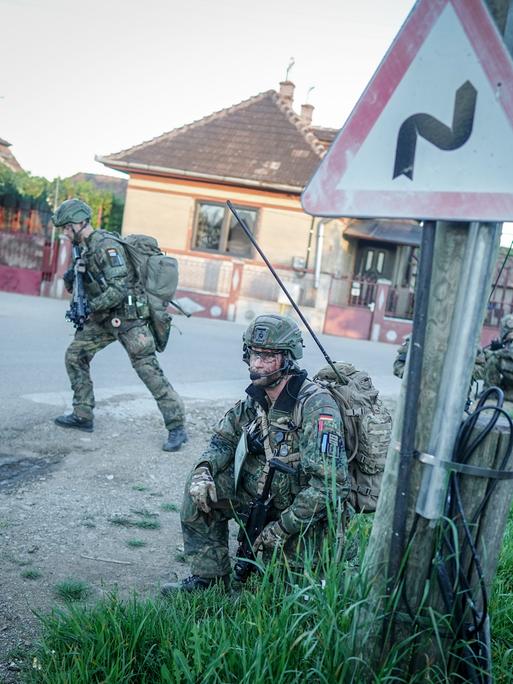 Fallschirmjäger der Bundeswehr nehmen nach der Landung bei einer Nato-Übung ihre Stellung ein. Nato-Verbündete üben hier die schnelle militärische Reaktion mit Fallschirmjägern aus Deutschland und anderen Nato-Staaten.