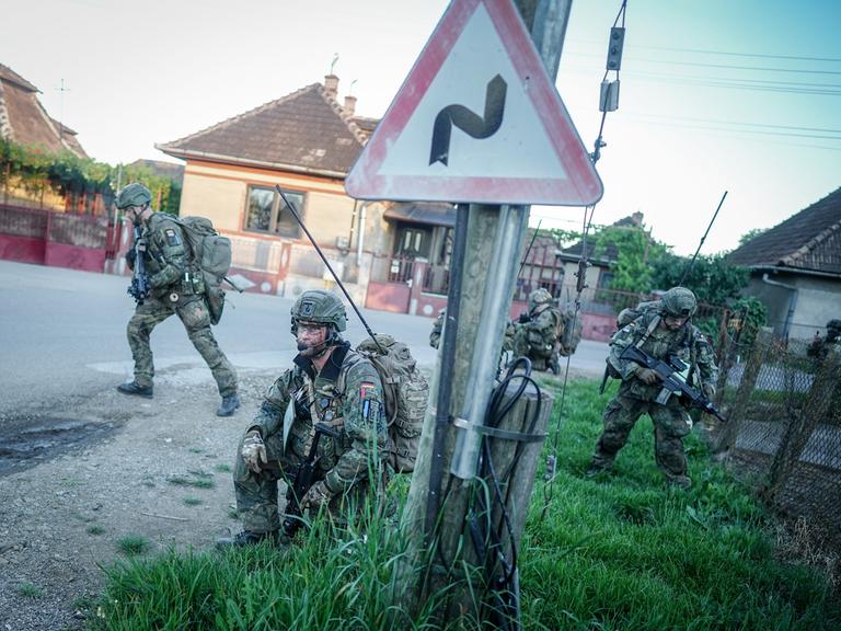 Fallschirmjäger der Bundeswehr nehmen nach der Landung bei einer Nato-Übung ihre Stellung ein. Nato-Verbündete üben hier die schnelle militärische Reaktion mit Fallschirmjägern aus Deutschland und anderen Nato-Staaten.