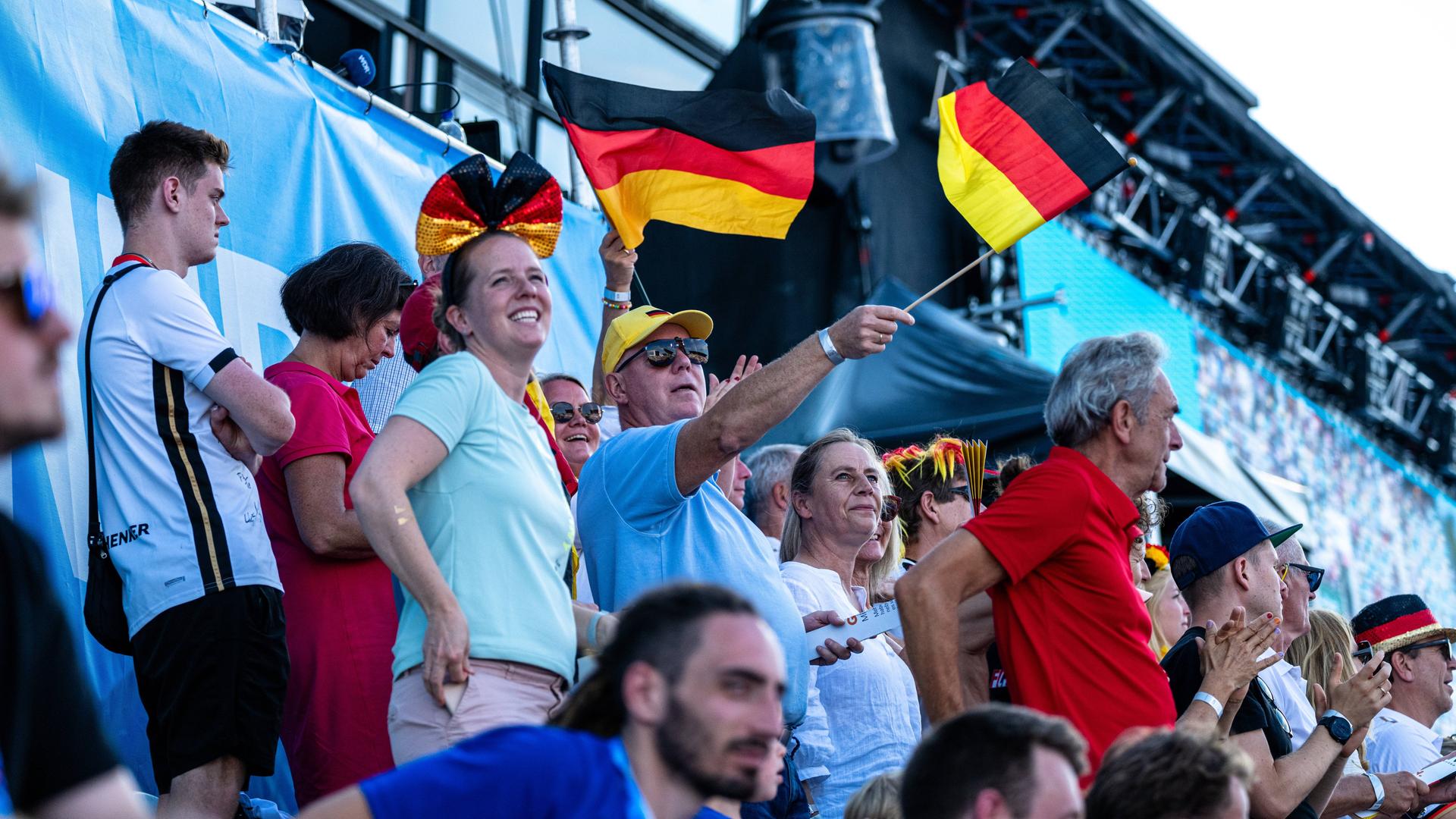 Hockey-Fans bei der Europameisterschaft in Mönchengladbach. An drei Tagen war der Hockeypark ausverkauft.