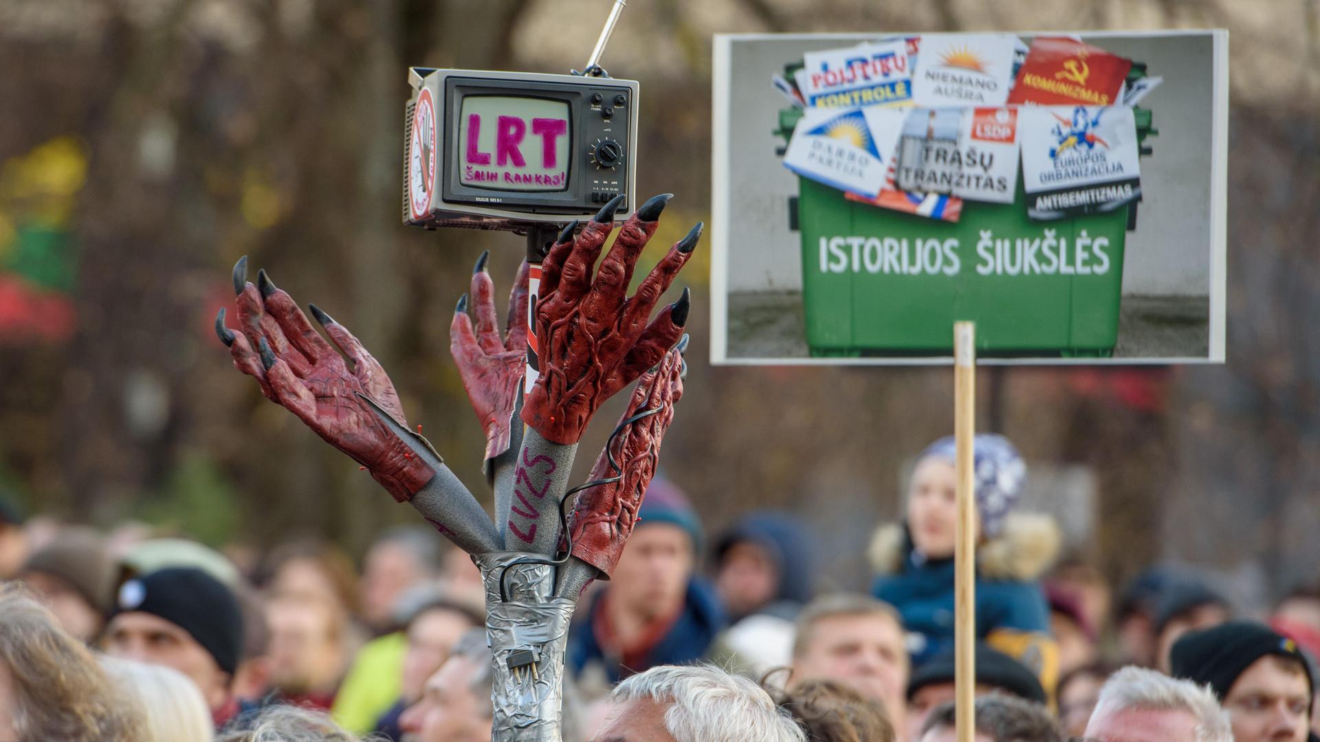 Litauen: Menschen protestieren mit Plakaten gegen einen Gesetzesentwurf zur Reform des nationalen Rundfunksenders LRT (Litauisches Nationalradio und Fernsehen).