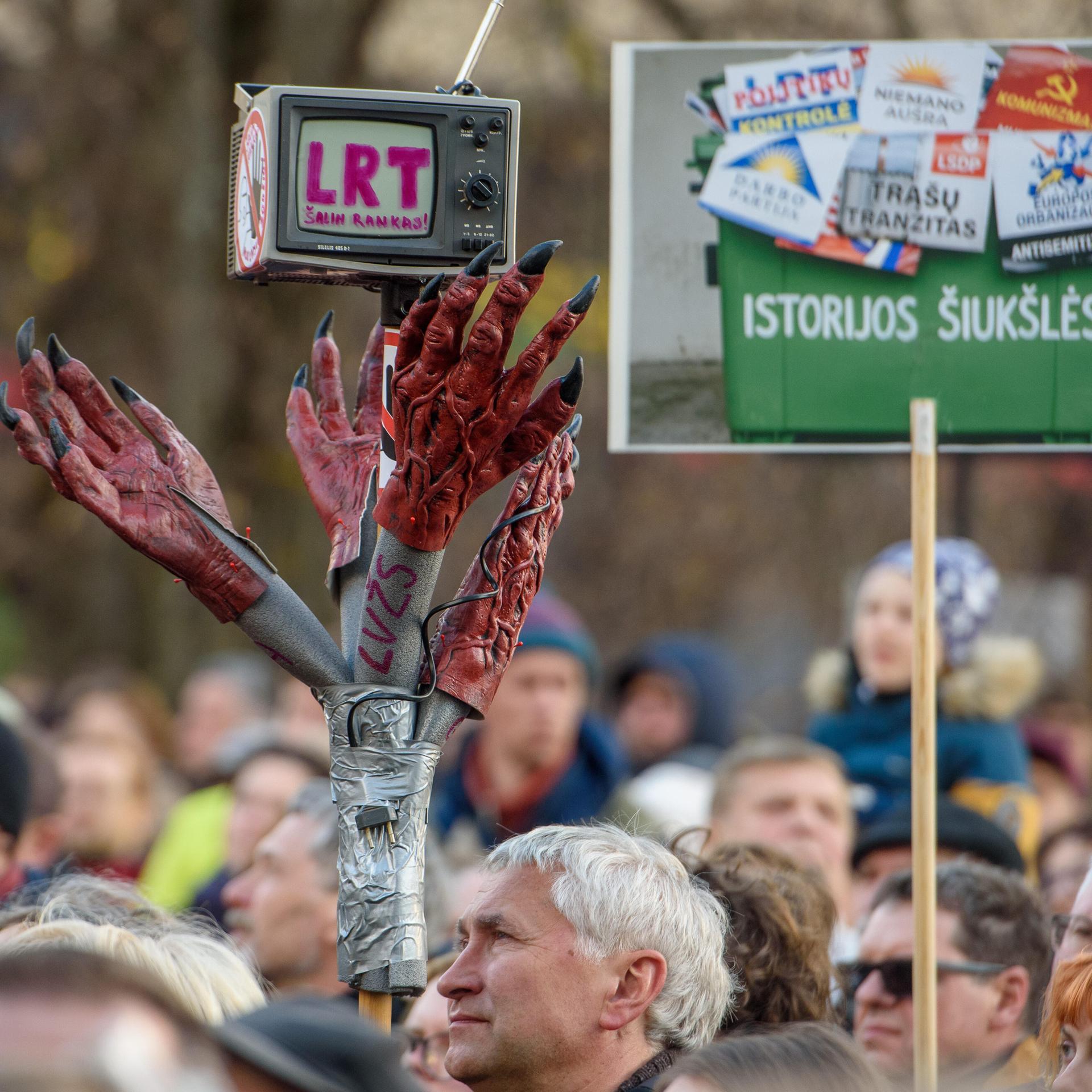 Litauen: Menschen protestieren mit Plakaten gegen einen Gesetzesentwurf zur Reform des nationalen Rundfunksenders LRT (Litauisches Nationalradio und Fernsehen).