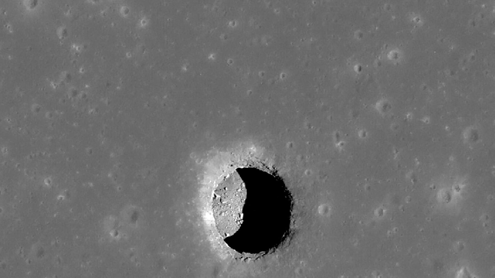 Ein Foto der Nasa auf dem Mond in der Region Mare Tranquillitatis zeigt einen tiefen Krater.