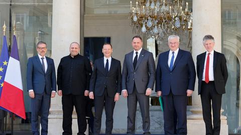 Mehrere Staatsvertreter sprechen in Paris über mögliche Auswege aus Russlands Angriffskrieg gegen die Ukraine.