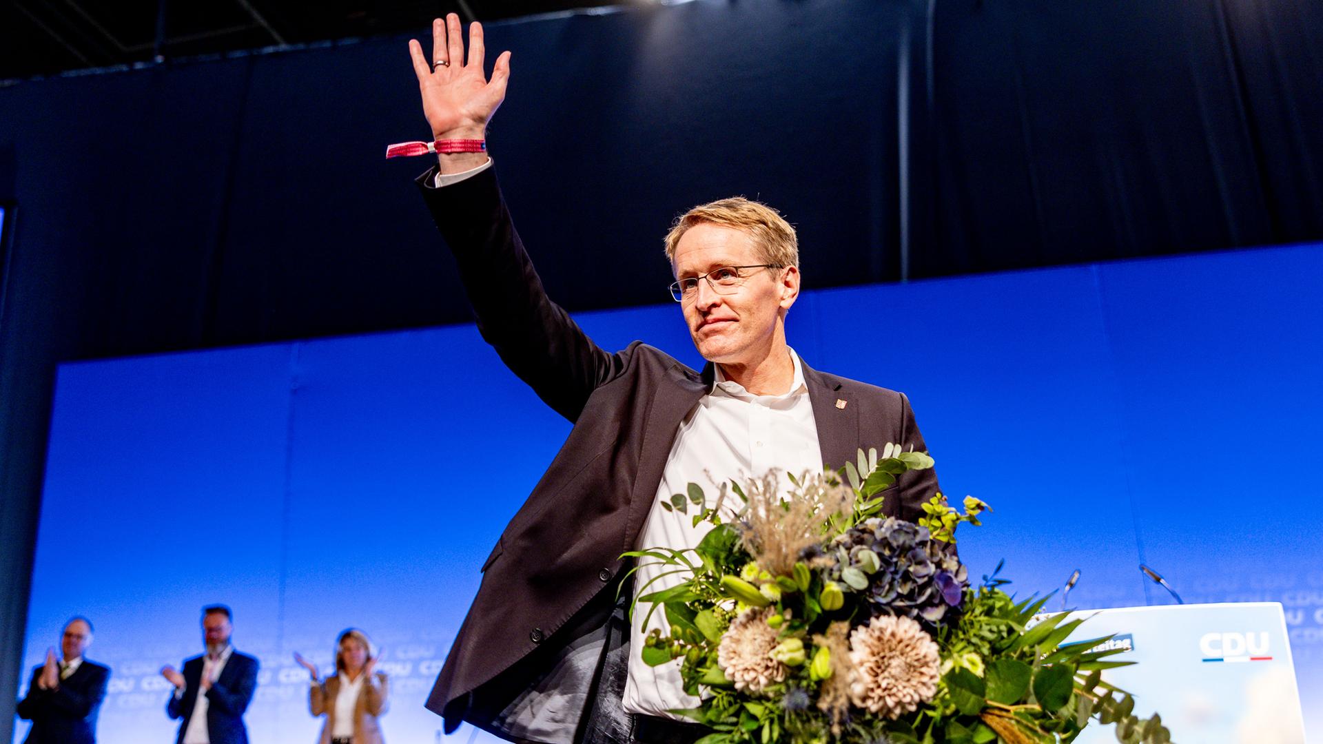 Daniel Günther (CDU), Ministerpräsident von Schleswig-Holstein, winkt nach seiner Wahl zum Landesvorsitzenden den Deligierten zu.