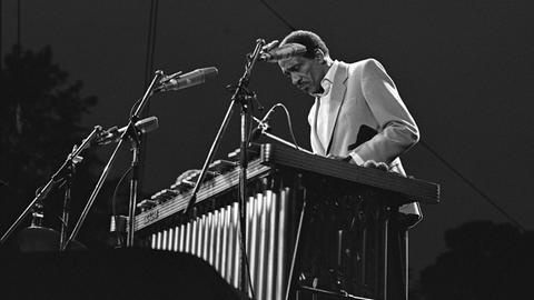 Schwarzweißfoto von Milt Jackson auf einer Livebühne beim Vibraphon-Spiel