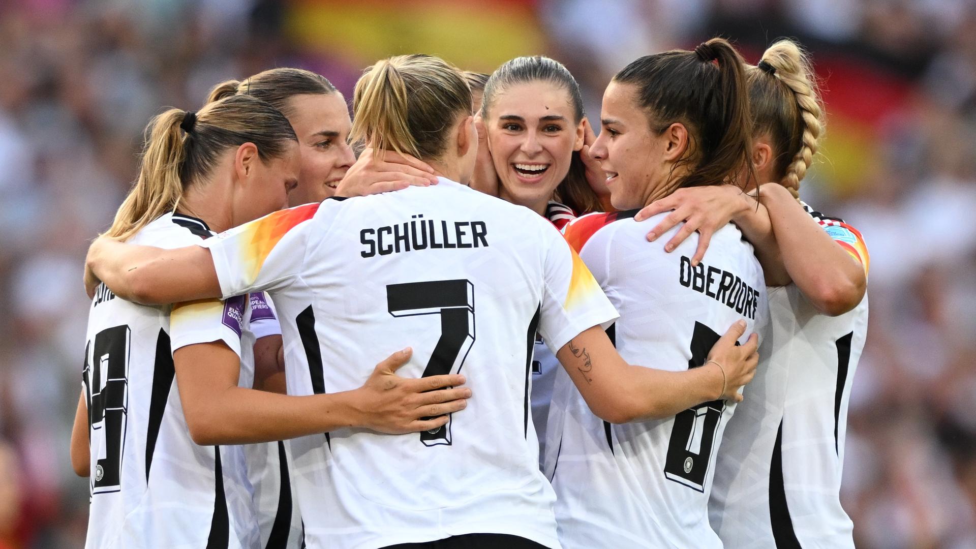 Frauen: EM-Qualifikation, Deutschland - Österreich. Spielerinnen um Deutschlands Jule Brand jubeln nach deren 2:0. 