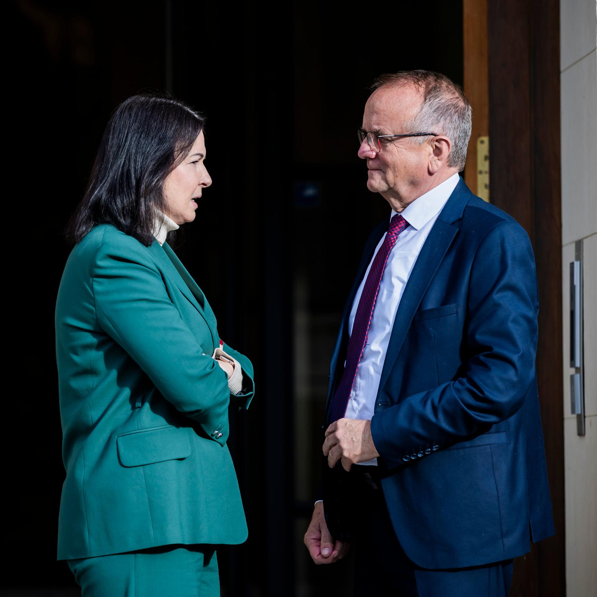 Potsdam: Britta Müller (bisher BSW), Brandenburgs Ministerin für Gesundheit und Soziales, und Detlef Tabbert (BSW), Minister für Infrastruktur und Landesplanung, unterhalten sich.