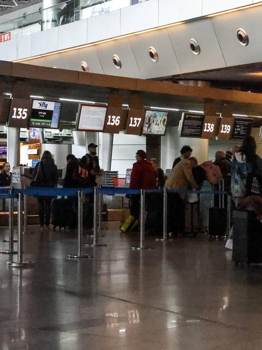 Eine Passagierschlange an einem Schalter am Moskauer Flughafen Wnukowo 
