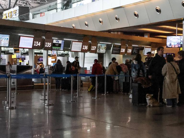 Eine Passagierschlange an einem Schalter am Moskauer Flughafen Wnukowo 