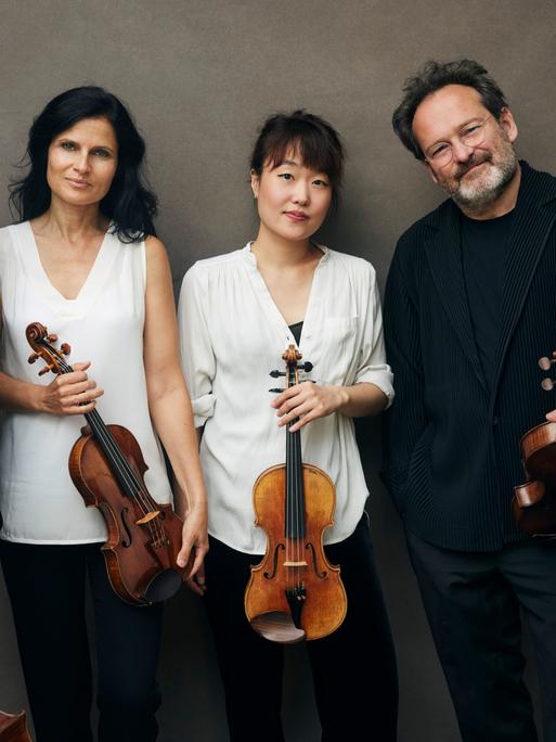 Zwei Musiker rahmen zwei Musikerinnen auf dem Gruppenfoto mit Instrumenten: das Belcea Quartett.