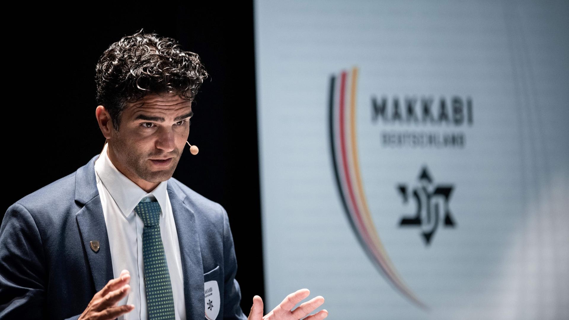 Alon Meyer, Präsident von Makkabi Deutschland, hält eine Rede während des Festakts zum Jubiläum der Maccabi World Union".