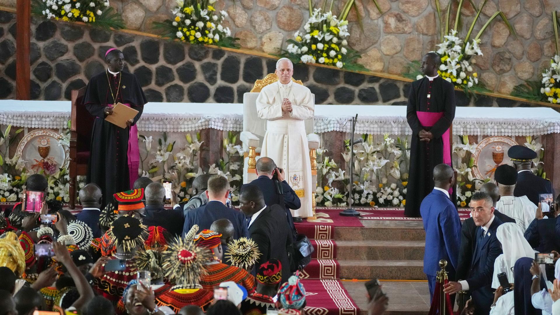 Papst Leo XIV. (M) leitet mit dem Erzbischof von Bamenda, Andrew Nkea Fuanya (l) ein Treffen mit der örtlichen Gemeinde für den Frieden in der Kathedrale St. Joseph. Papst Leo XIV. (M) leitet mit dem Erzbischof von Bamenda, Andrew Nkea Fuanya (l) ein Treffen mit der örtlichen Gemeinde für den Frieden in der Kathedrale St. Joseph.