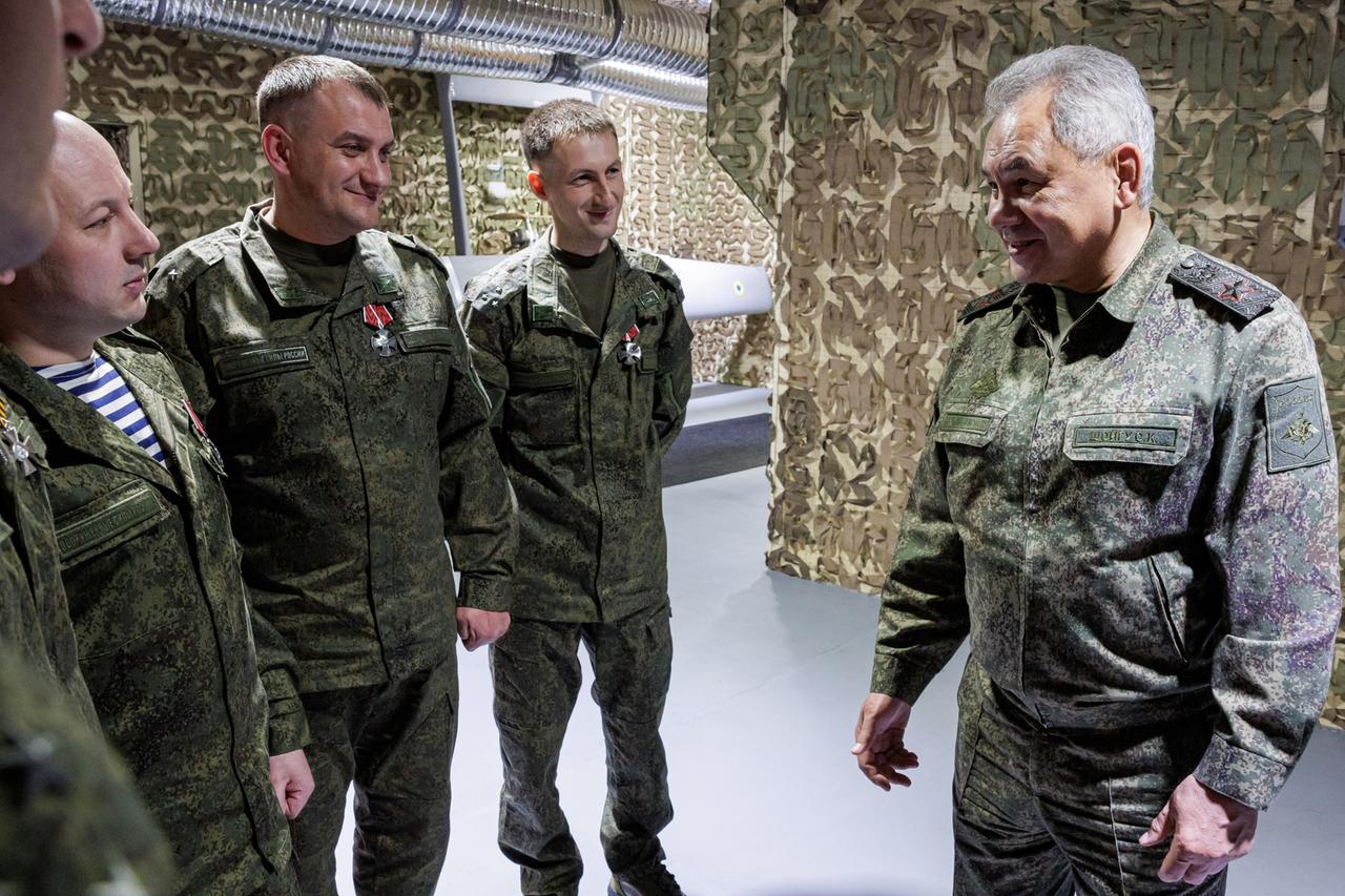  Der russische Verteidigungsminister Sergej Schoigu (R) überreicht russischen Soldaten in der Zone der russischen Militäroperation staatliche Orden. 