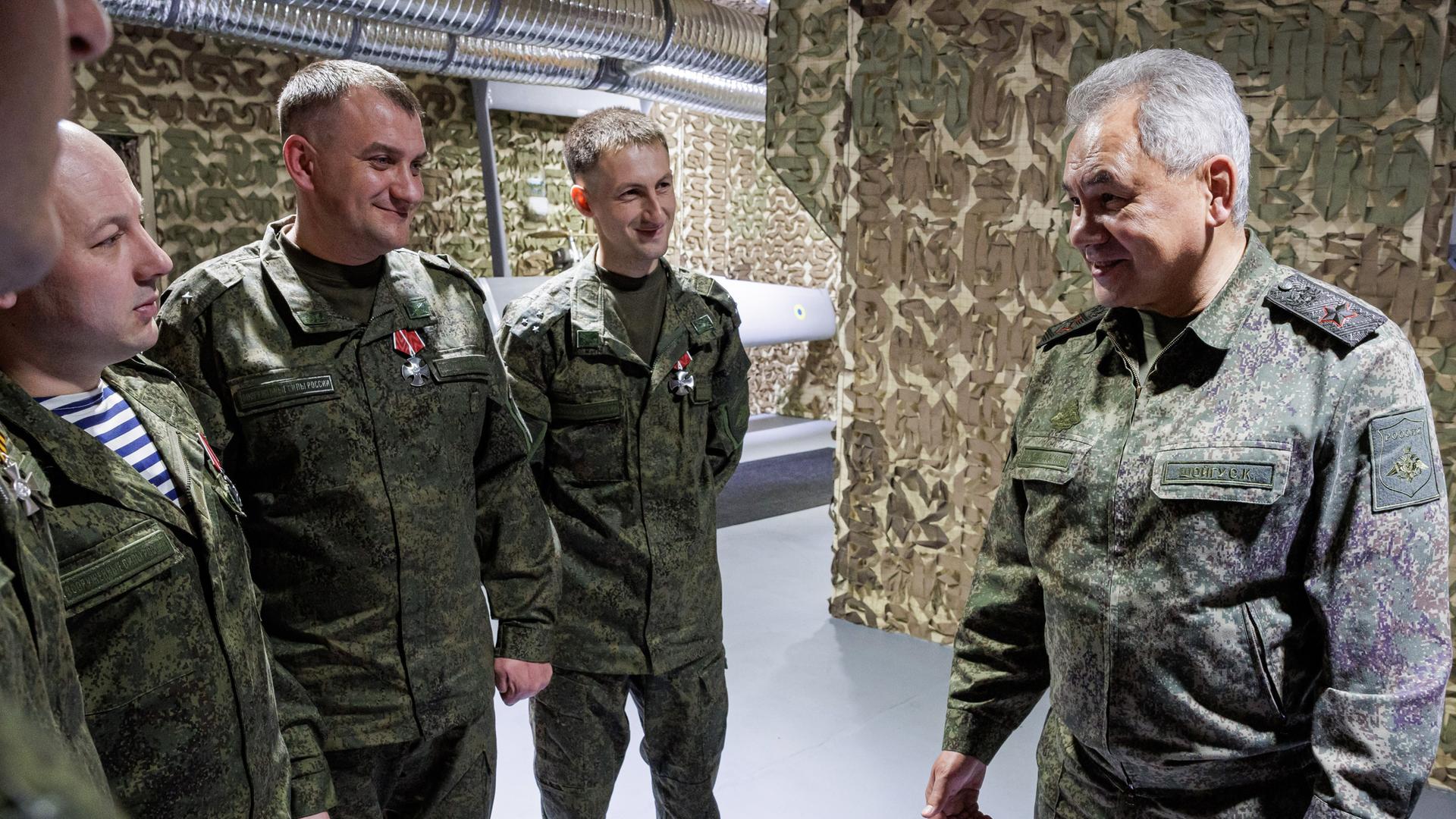  Der russische Verteidigungsminister Sergej Schoigu (R) überreicht russischen Soldaten in der Zone der russischen Militäroperation staatliche Orden. 