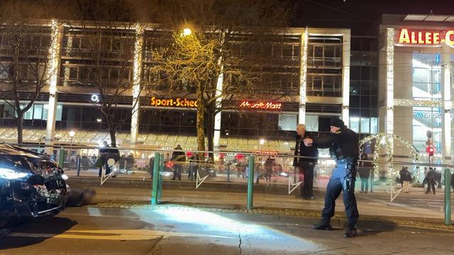 Das Standbild aus einem Video zeigt Polizisten bei der Festnahme des tatverdächtigen Fahrers am Weihnachtsmarkt in Magdeburg. 