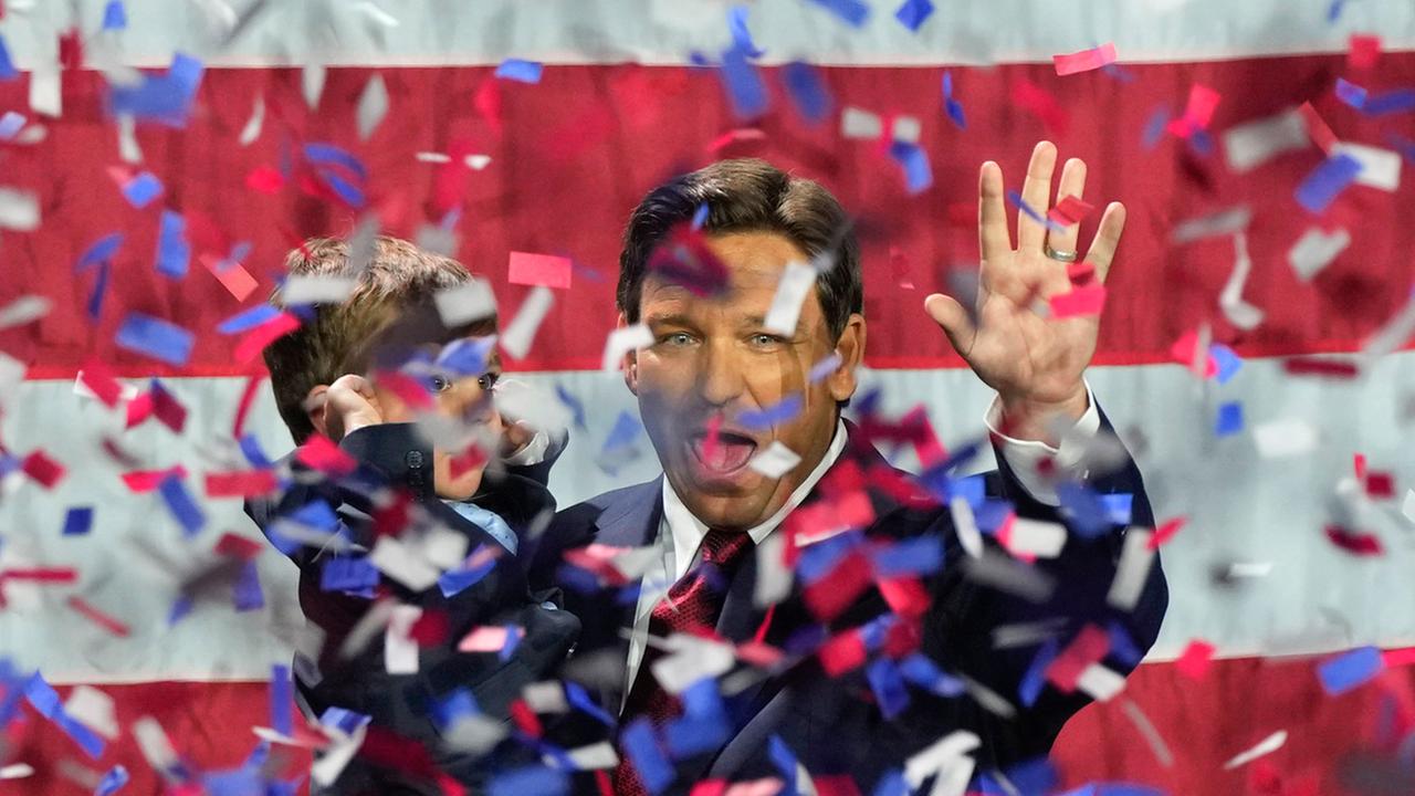 DeSantis steht im Konfettiregen nach dem Wahlsieg in Florida 