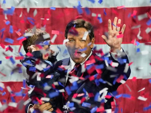 DeSantis steht im Konfettiregen nach dem Wahlsieg in Florida 