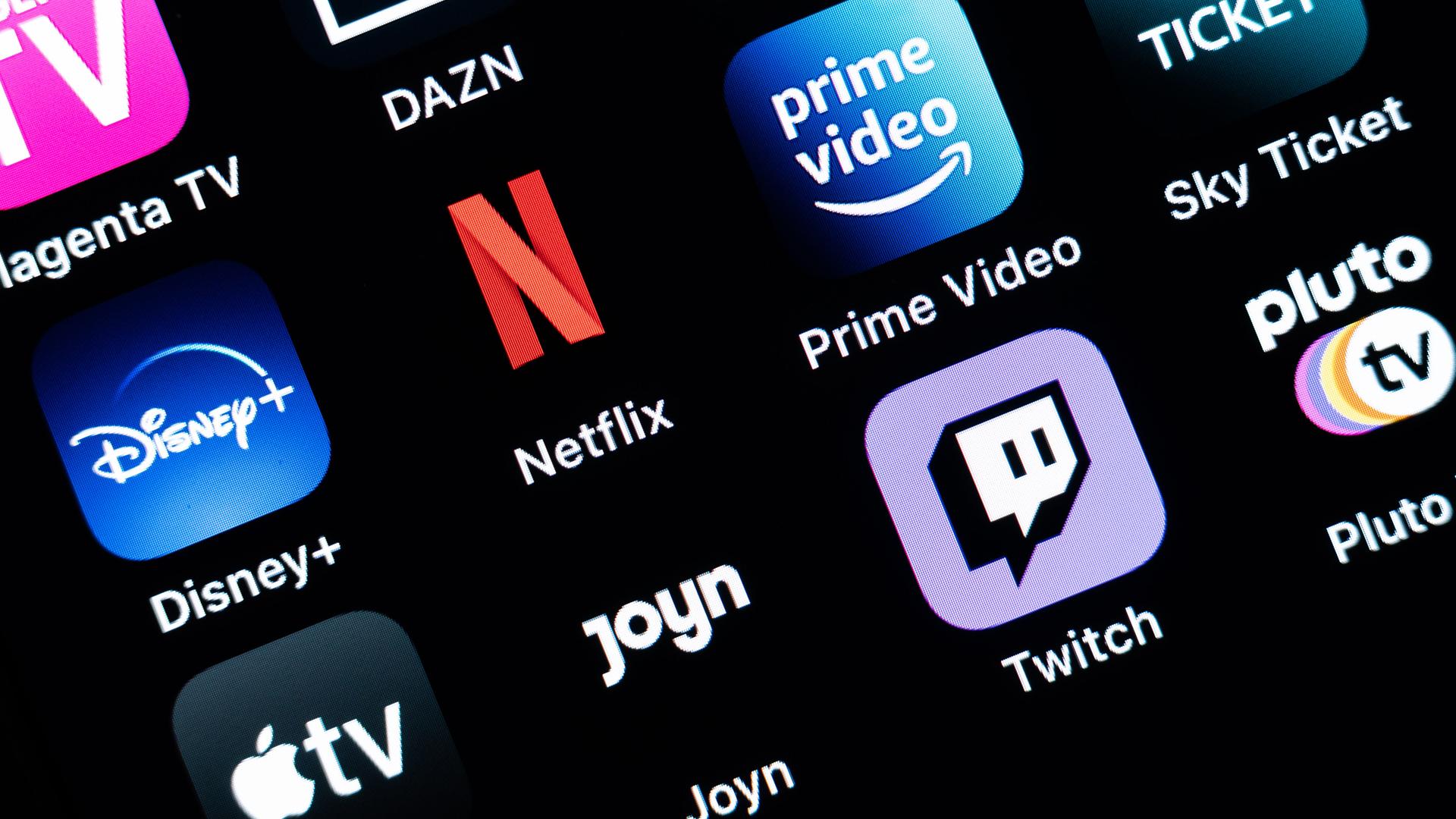 Verschiedene Apps von Streaming-Diensten sind auf einem Bildschirm zu sehen