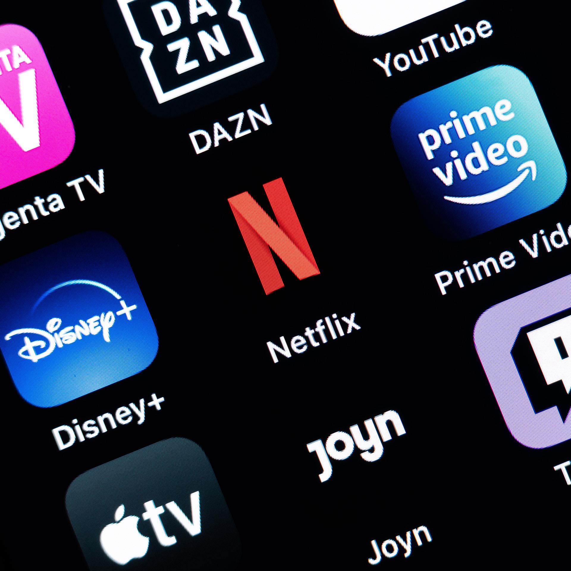 Verschiedene Apps von Streaming-Diensten sind auf einem Bildschirm zu sehen