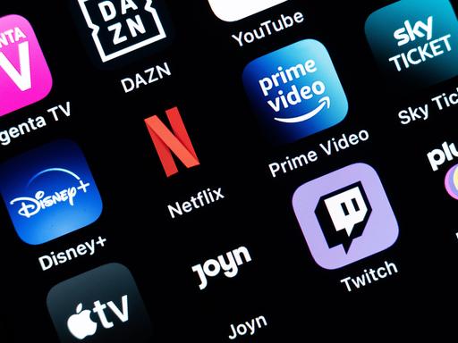 Verschiedene Apps von Streaming-Diensten sind auf einem Bildschirm zu sehen