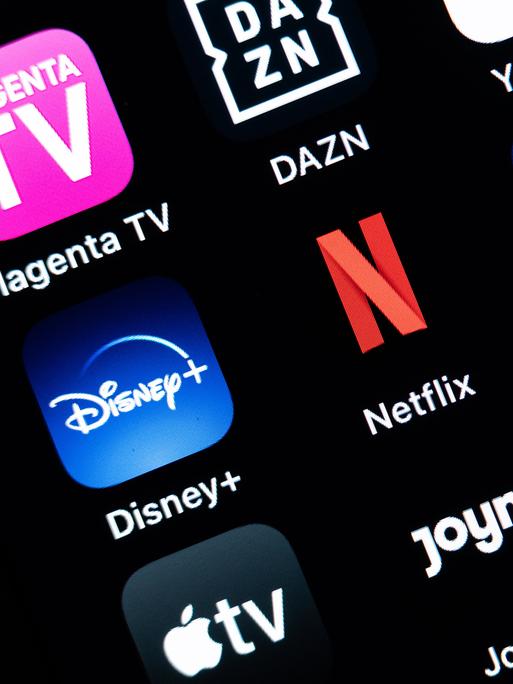 Verschiedene Apps von Streaming-Diensten sind auf einem Bildschirm zu sehen