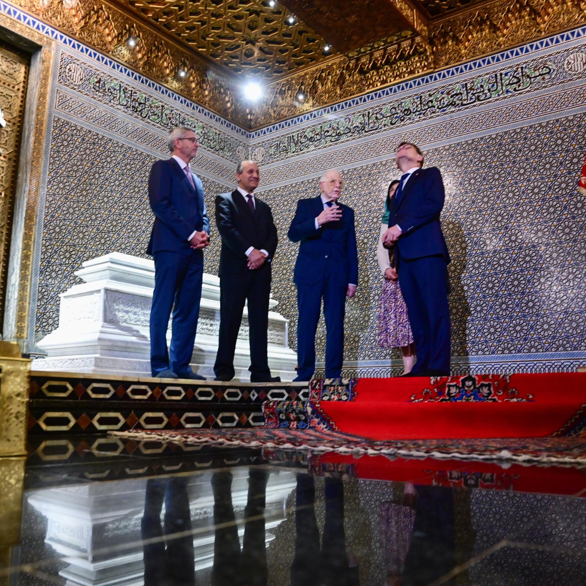 Marokko, Rabat: Johann Wadephul (CDU, r), Außenminister, besucht während einer Reise nach Marokko das Mausoleum von Mohammed V. Mehrere Personen stehen neben ihm. 