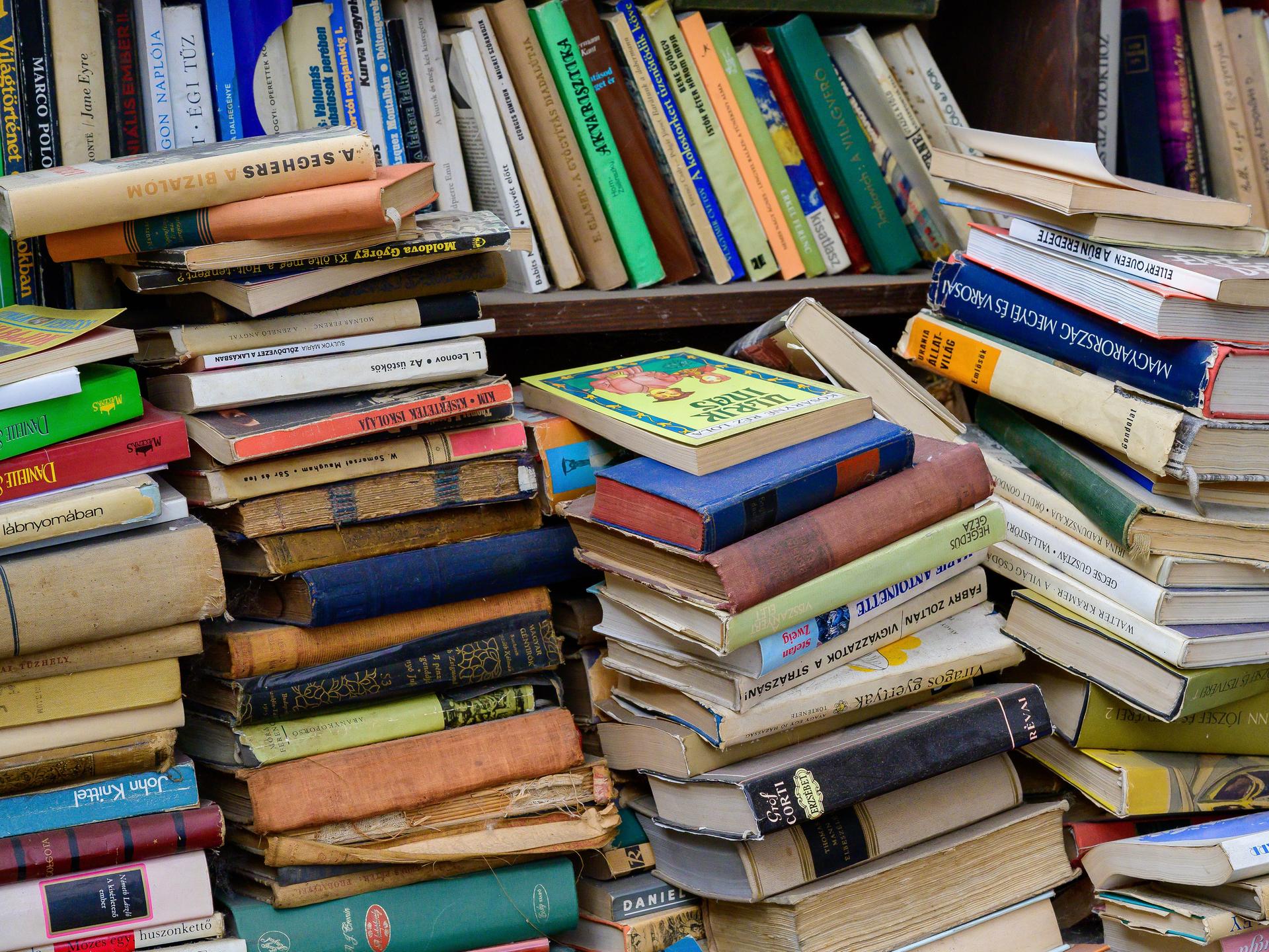 Gestapelte alte Bücher in einem Archiv.
