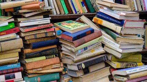 Gestapelte alte Bücher in einem Archiv.