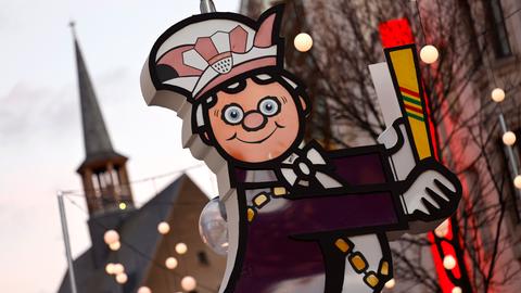 Auf der Kölner Schildergasse stehen beleuchtete Karnevalsfiguren der einzelnen Karnevalsgesellschaften. Sie markieren den Weg des Rosenmontagszugs, den es auch 2022 nicht geben wird.
