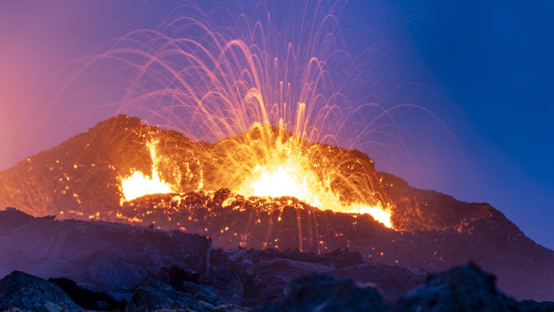 Lava spritzt aus einem Vulkan auf der Halbinsel Reykjanes, Island (Juli 2023).