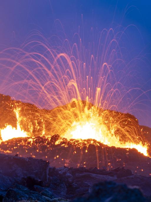 Lava spritzt aus einem Vulkan auf der Halbinsel Reykjanes, Island (Juli 2023).