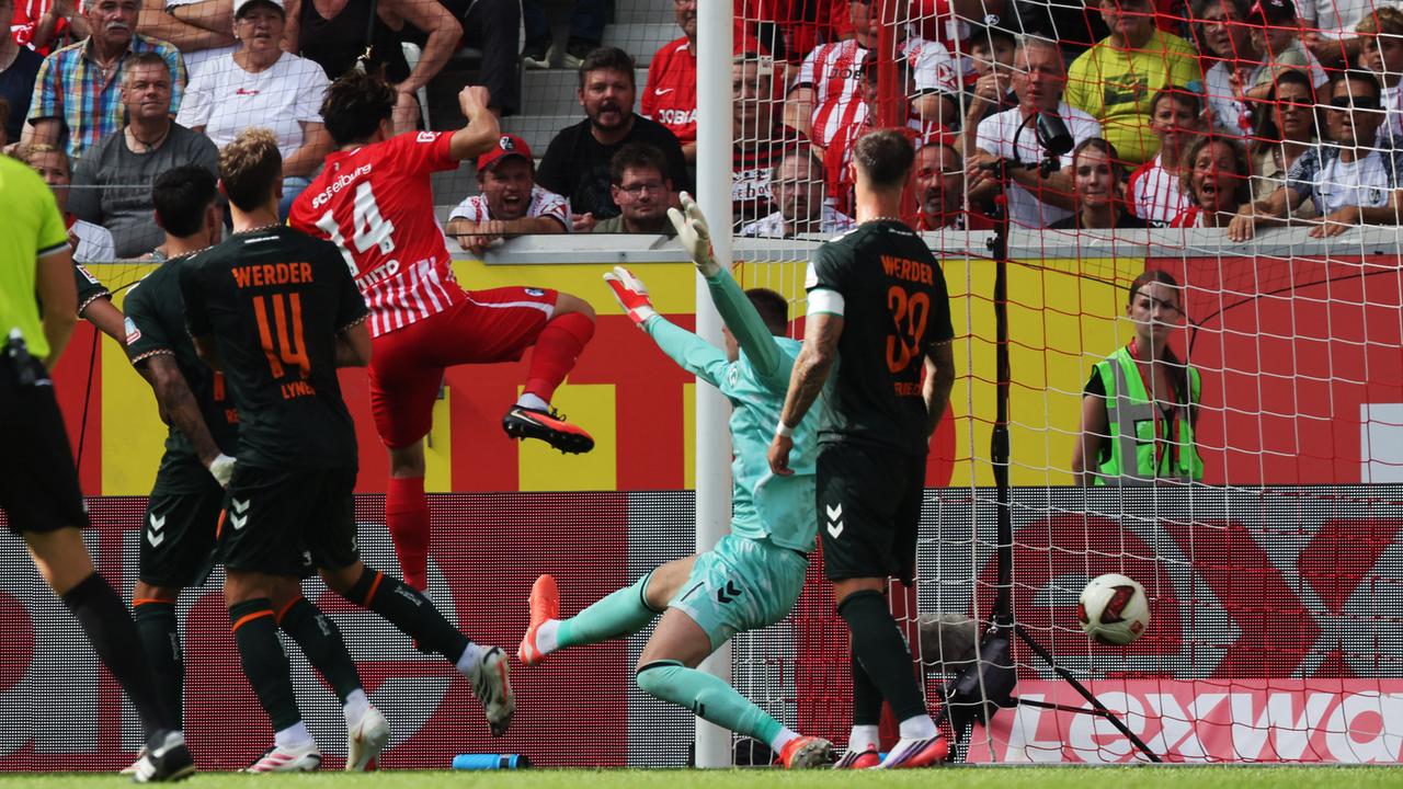 1:0 für Freiburg durch Yuito Suzuki gegen Bremens Torwart Karl Hein