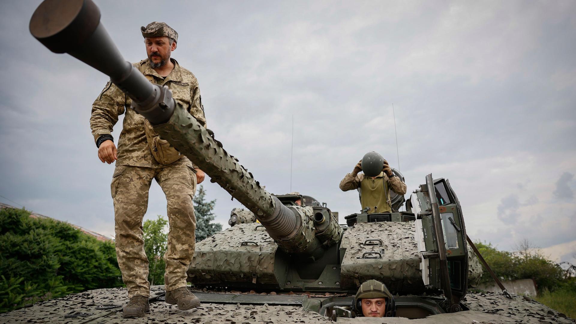 Ukraine, Bachmut: Ukrainische Soldaten stehen auf einem schwedischen CV90-Schützenpanzer. Die EU stockt die Finanzmittel für die Lieferung von Waffen und Ausrüstung an die Ukraine und andere Partnerländer um weitere 3,5 Milliarden Euro auf. 