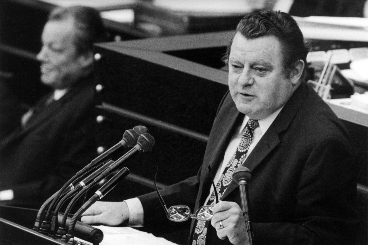 Franz Josef Strauß (CSU) während der Etatdebatte im Deutschen Bundestag in Bonn am 21.10.1971. Hinten Bundeskanzler Willy Brandt (SPD). Foto: Egon Steiner +++(c) dpa - Report+++ [dpabilderarchiv]