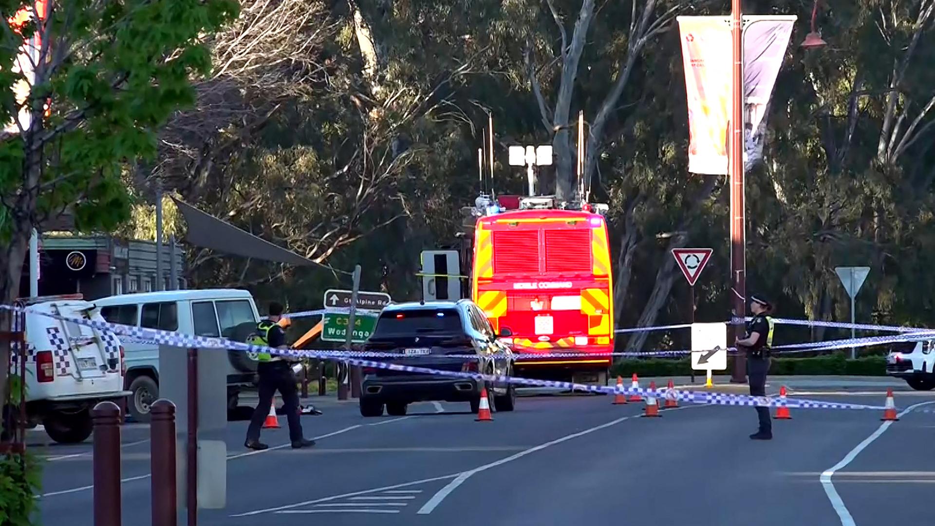 Einsatz im australischen Bundesstaat Victoria, nachdem die Politikerin Haines offenbar absichtlich von einem Auto erfasst worden war. Einsatz im australischen Bundesstaat Victoria, nachdem die Politikerin Haines offenbar absichtlich von einem Auto erfasst worden war.