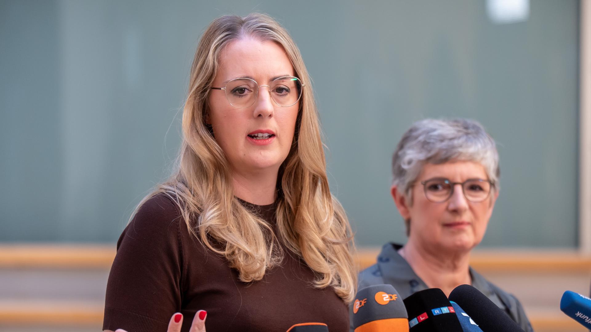 Katharina Dröge (l), Bundestags-Fraktionsvorsitzende von Bündnis 90/Die Grünen, spricht neben Britta Haßelmann. Katharina Dröge (l), Bundestags-Fraktionsvorsitzende von Bündnis 90/Die Grünen, spricht neben Britta Haßelmann.