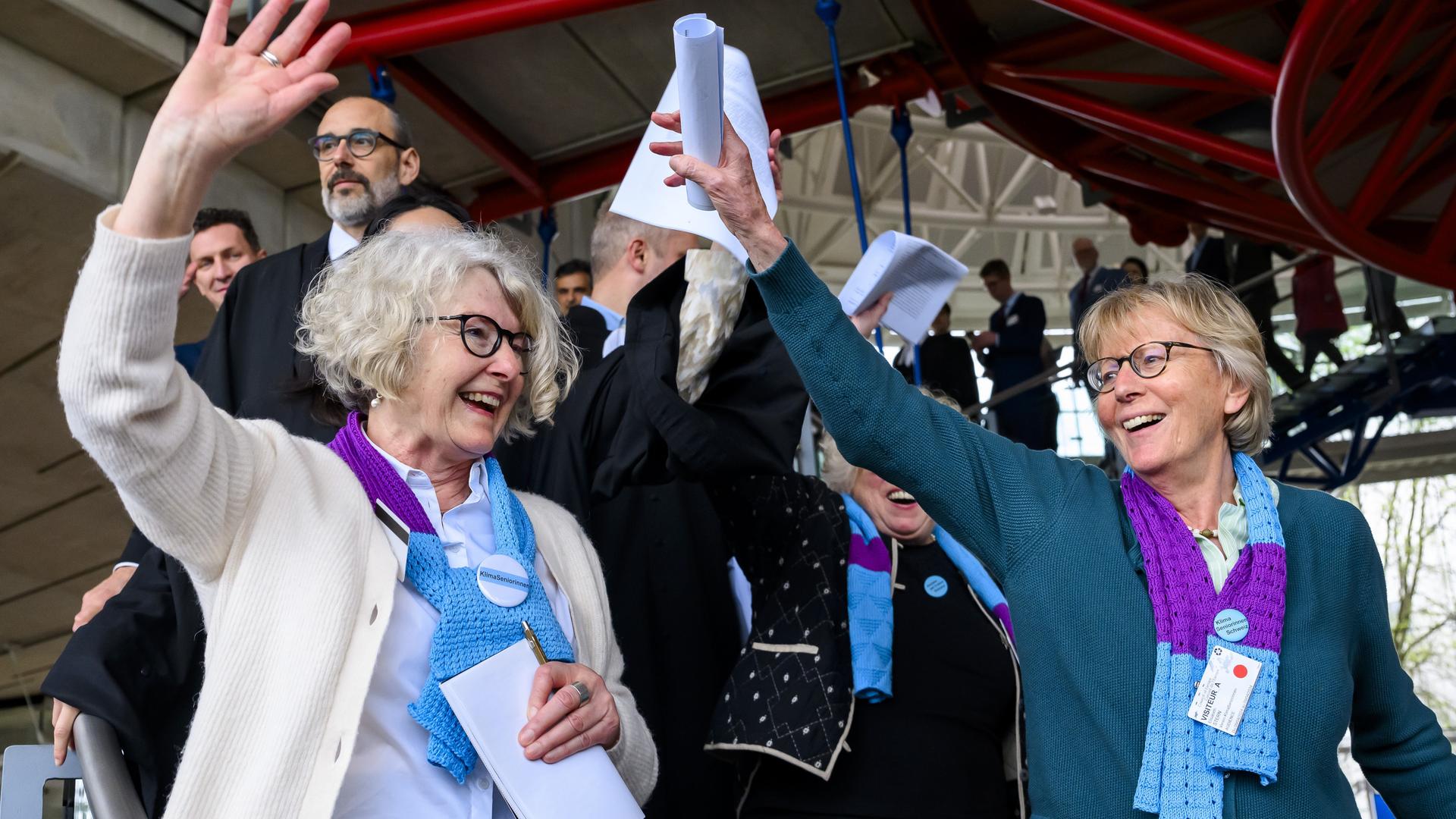 Mitglieder des Schweizer Vereins "Klimaseniorinnen" jubeln nach der Urteilsverkündung in Straßburg.