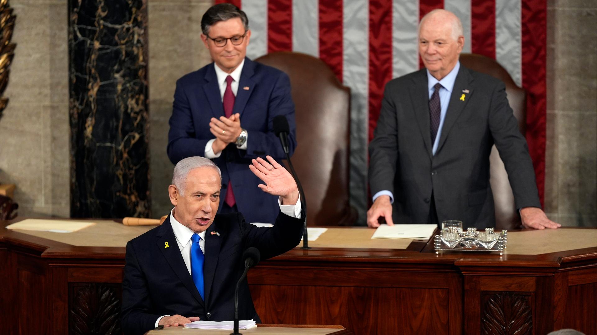 Der israelische Premierminister Netanjahu steht am Rednerpult im US-Kongress. Im Hintergrund der Sprecher des Repräsentantenhauses, Johnson (links), und der Vorsitzende des Senats für auswärtige Beziehungen, Cardin.