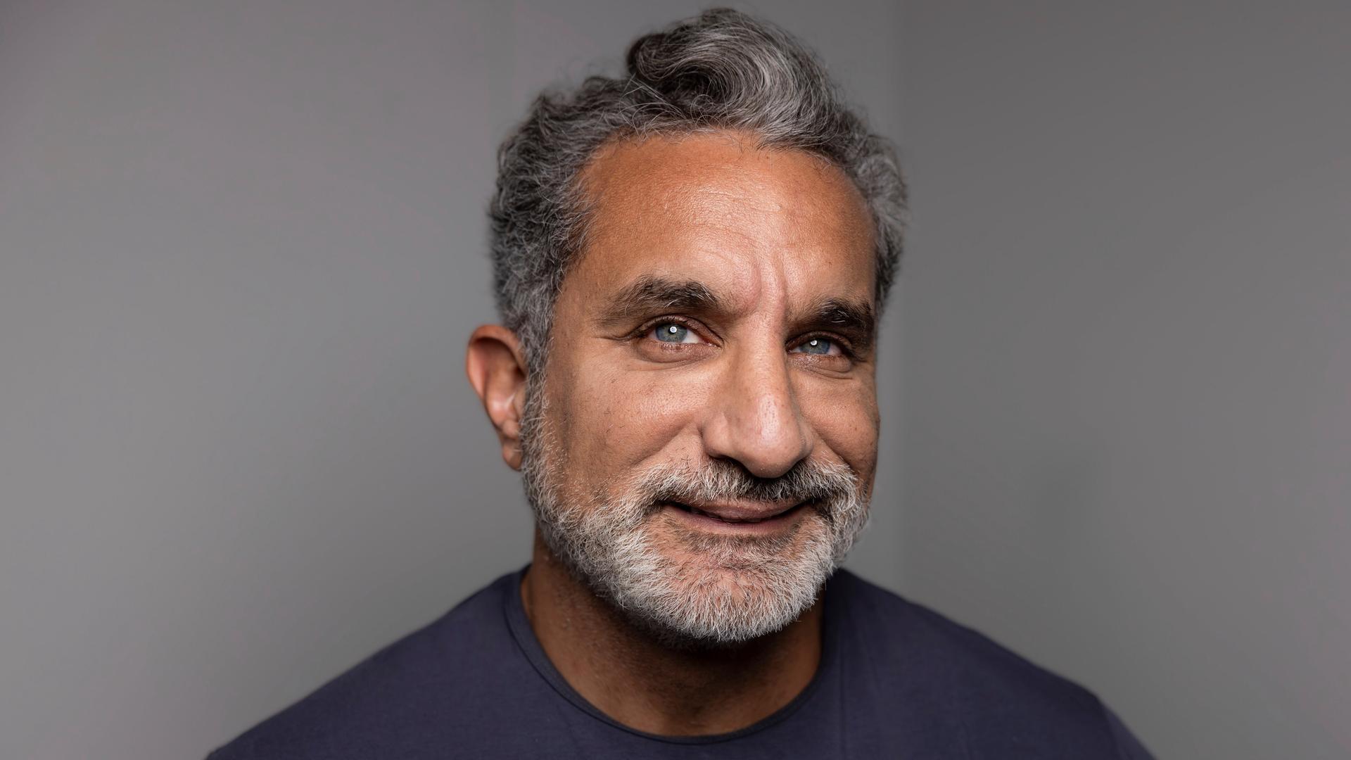 Bassem Youssef posiert für Porträtfotos in London