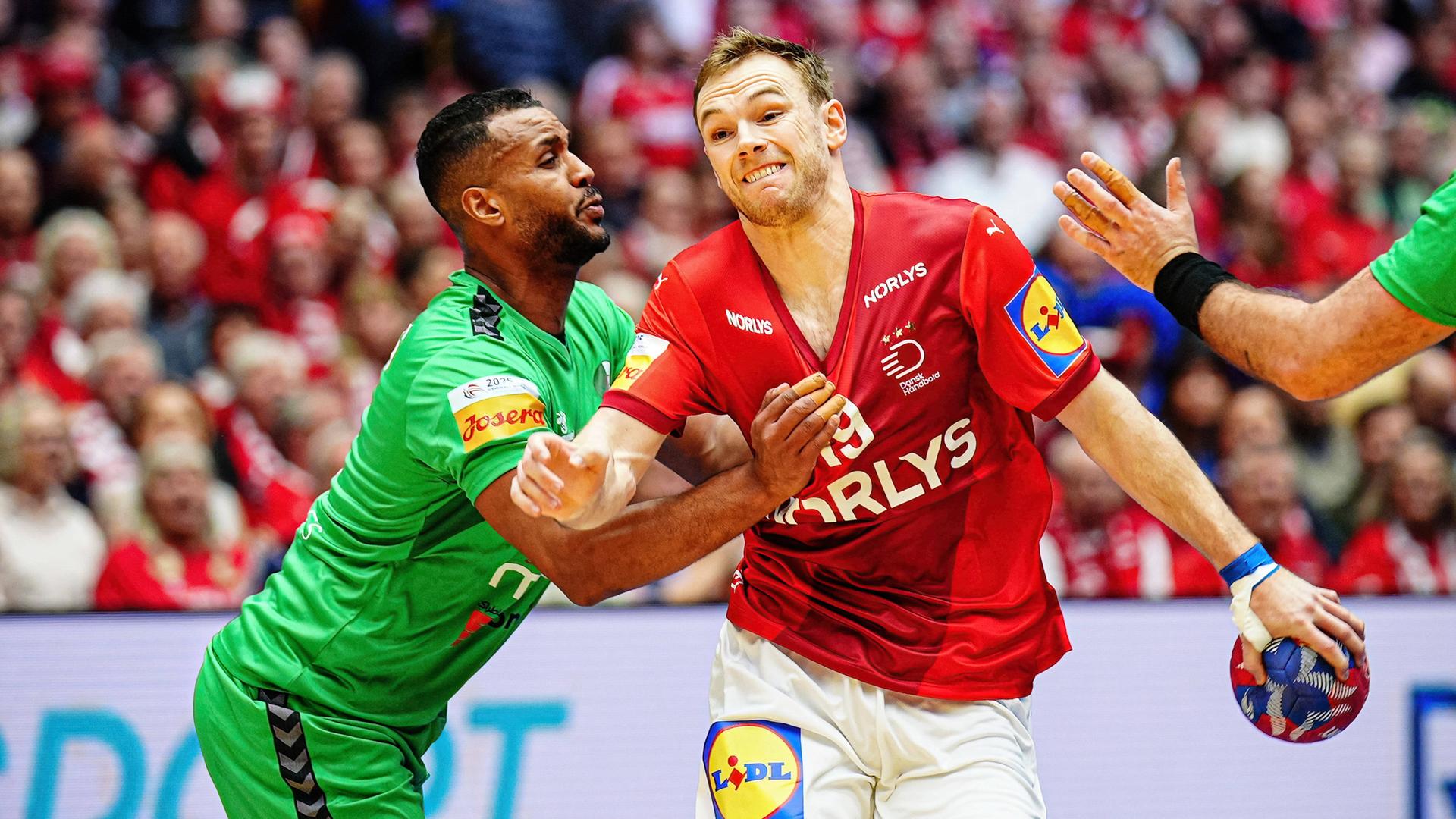 Mathias Gidsel von der dänischen Handball-Nationalmannschaft im Duell mit Algeriens Messaoud Berkous.