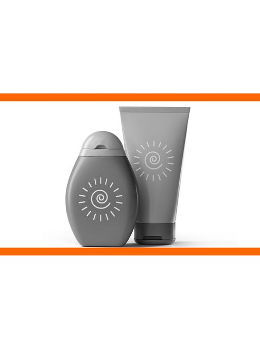 Schwarz-weißes Bild zweier Tuben Sonnencreme vor weißem Hintergrund im mittleren Drittel des Bildes. Die beiden weißen Bilddrittel oben und unten sind mit orangenen Streifen abgetrennt.