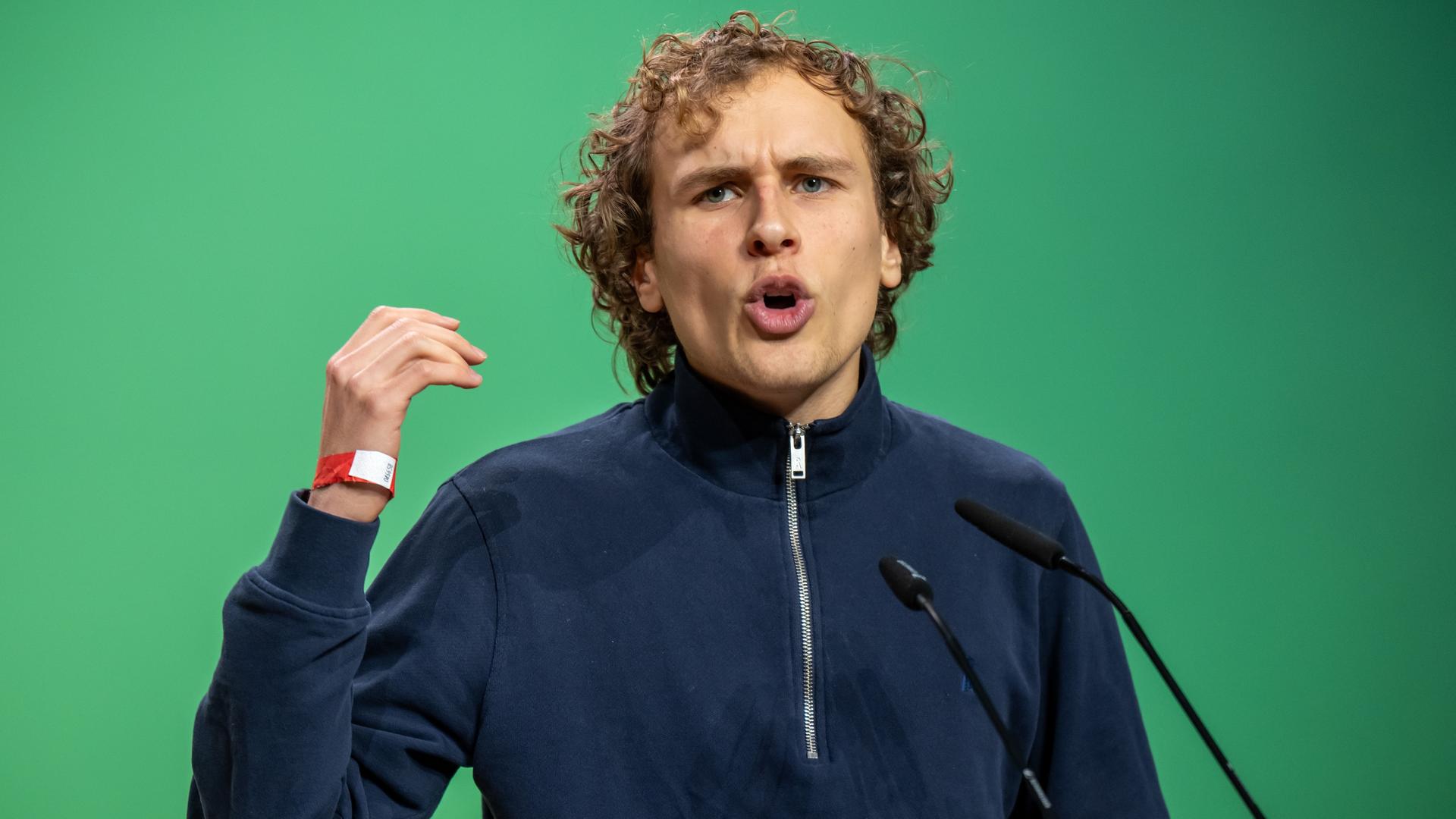 Berlin: Jakob Blasel, Co-Bundesvorsitzender der Grünen Jugend, spricht beim Programmparteitag von Bündnis 90/Die Grünen.