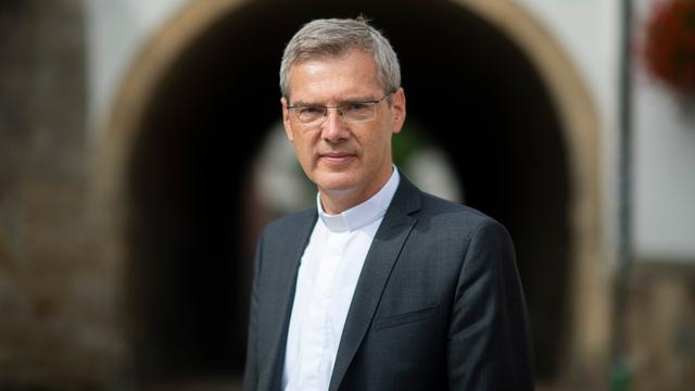 Heiner Wilmer, Bischof von Hildesheim, steht vor dem Bischofspalais.