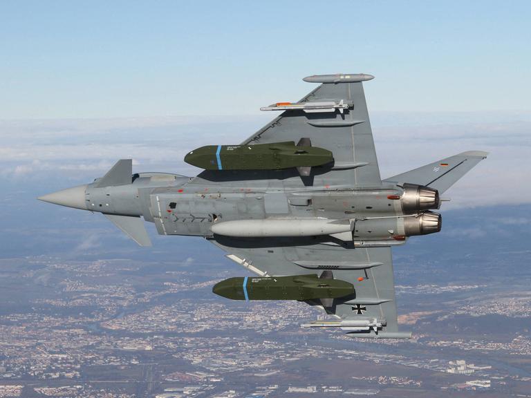 Ein Taurus KEPD 350 fliegt durch die Luft
