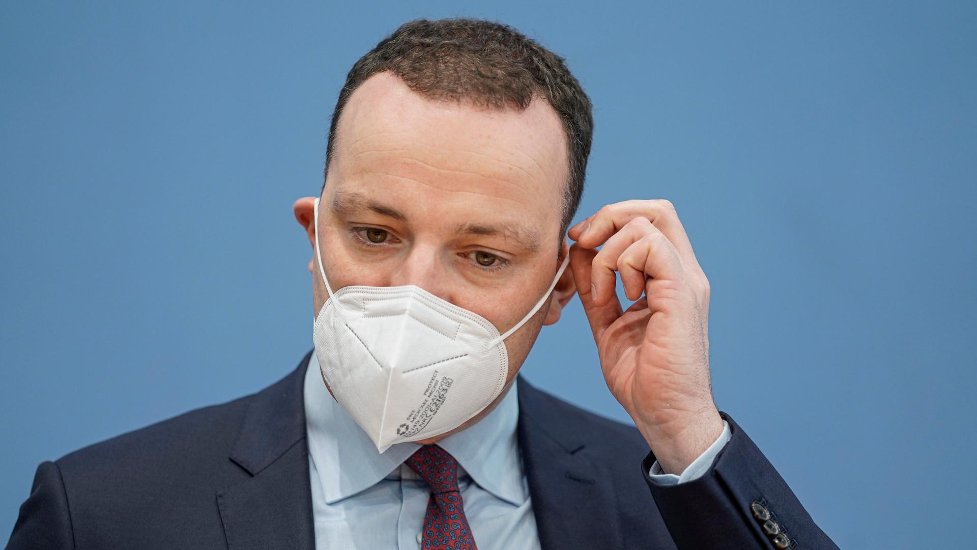 Der damalige Bundesgesundheitsminister Jens Spahn mit Maske bei der Bundespressekonferenz im November 2021. 