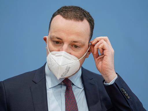 Der damalige Bundesgesundheitsminister Jens Spahn mit Maske bei der Bundespressekonferenz im November 2021. 